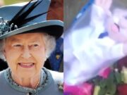 VIDEO: Muñeco del Dr. Simi es colocado en las flores que dejaron a la reina Isabel II