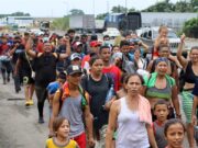 Caravanas salen cada 24 horas del sur de México buscando permisos temporales