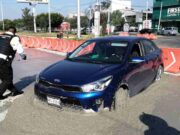 VIDEO: Se mete a carril del Mexibús y termina atascado en cemento fresco