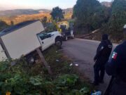 Camión de carga con 40 migrantes centroamericanos vuelca en sureste de México