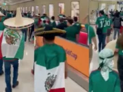 Marcha del INE llega a Qatar; suena la principal consigna en el Metro de Doha (VIDEO)