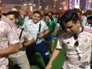 Aficionados mexicanos ponen ambiente en Qatar al bailar ¨Payaso de Rodeo¨ (VIDEO)