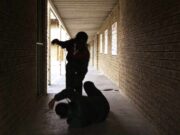 ¡Sacó las uñas! Madre defiende a su hijo del bullying y golpea a su abusador; video se viraliza