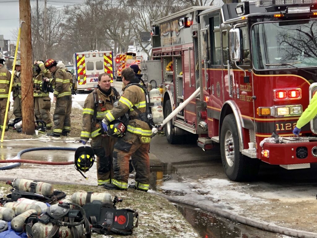 Bomberos de Grand Rapids mientras trabajan en sofocar un incendio en la ciudad, la falta de detectores de humo es la principal causa de muertes durante un incendio revelan las autoridades. (Foto: Archivo Casa Editorial El Informador)