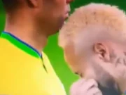 VIDEO: Captan a Neymar inhalando extraña sustancia en pleno partido de Qatar 2022
