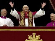 ¿Cuánto costaba a el Vaticano tener dos papas?