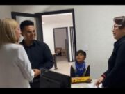 ¿Quiere mazapán? Niño entra a vender en plena boda (VIDEO)