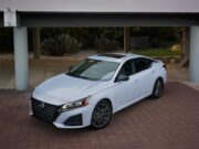 2023 Nissan Altima. Se mantiene notable sin escalar a la cima.