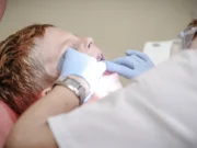 Niño va al dentista, le aplican anestesia y muere; Detienen a la dentista