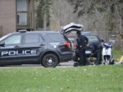 Investigan presunto tiroteo entre dos autos en Wyoming