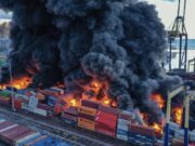 Incendio en Turquía: Fuego arrasa con puerto tras terremoto