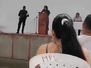 “Si no les gusta, busquen otro colegio”, la directora que prohibió celulares, piercings y noviazgos (VIDEO)
