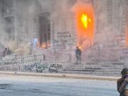 Feministas vandalizan edificios y monumentos a su paso este 8M (VIDEOS)