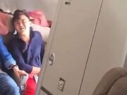 VIDEO: Pasajero abre puerta de avión en pleno aterrizaje, hay lesionados