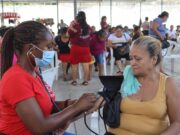 Médicos estadounidenses atienden a migrantes varados en la frontera sur de México