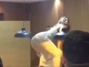 Mamá que Perreó en Fiesta Infantil Reaparece en Billar (VIDEO)