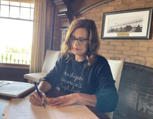 Whitmer establece un nuevo departamento de educación para mejorar los resultados de los estudiantes