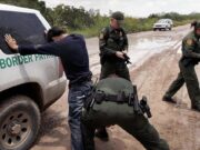 Agentes migratorios de Texas tienen la orden de empujar a niños y bebés fuera de Estados Unidos y de vuelta al Río Grande, reportan
