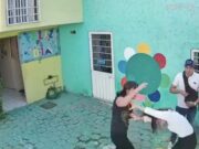 VIDEO: Maestra de kínder fue brutalmente golpeada por madre y padre de niño en Cuautitlán Izcalli, Estado de México