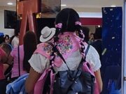 Esta Barbie es oaxaqueña y muy orgullosa fue al cine vestida de rosa con su traje típico (VIDEO)