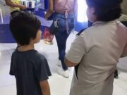 Mujer abandonó a sus hijos de 6 y 8 años en un Cinépolis