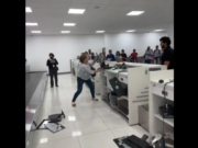 Detienen a mujer que destruyó computadoras en mostrador de Volaris en el AICM