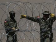 Texas refuerza barricada de alambre pese a orden federal de retirarla