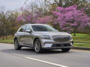 SUV eléctricos, ¿la nueva fórmula del éxito? El Genesis Electrified GV70 prueba suerte.