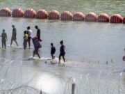 Encuentran persona muerta amarrada a boyas en el Río Bravo colocadas por Texas, Estados Unidos