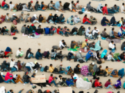 Cientos de migrantes duermen en las calles de El Paso, Texas, mientras se anticipa que la cantidad siga aumentando