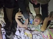 ¡Milagroso rescate! Así salvaron a niños de los escombros tras ataque aéreo de Israel en Gaza (VIDEO)