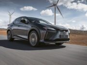 Lexus RZ 450e. Traer cuchillos a una pelea con sables.