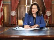 Whitmer anuncia que los cheques de crédito fiscal para familias trabajadoras se enviarán a principios del 2024
