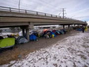 Denver se acerca a un punto de quiebre por aumento de migrantes en medio de las bajas temperaturas