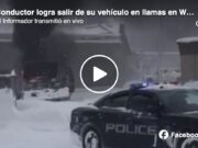 Conductor logra salir de su vehículo en llamas en Wyoming, Michigan.