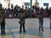 Niños de estado mexicano de Guerrero reciben armas para defenderse del crimen organizado