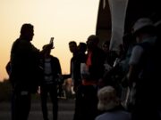 Un juez de EEUU detiene polémica ley de Texas que autoriza a policías a expulsar migrantes