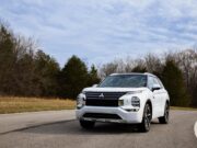 Mitsubishi se revitaliza con el Outlander híbrido recargable.