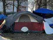 Chicago traslada a unos 800 migrantes de los parques a otros refugios