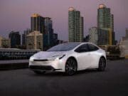2024 Toyota Prius: Formidable eficiencia, sin comprometer estilo o modales en la carretera.