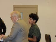 Joven hispano que disparó a policía se presentó en corte