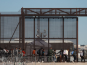 Juez desestima demanda de Texas contra política que beneficia a migrantes venezolanos, cubanos, nicaragüenses y haitianos