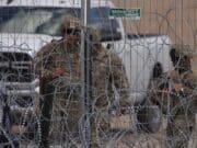 Migrantes en frontera de México acusan a guardias texanos de disparar balas de goma y gas