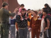 Avanza en Arizona una ley para que los votantes decidan sobre fuertes medidas migratorias