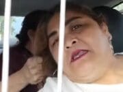 VIDEO: Pasajera le jala el pelo a taxista tras fuerte discusión, en Tabasco