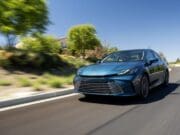 Toyota Camry 2025. Vísteme despacio que voy de prisa.
