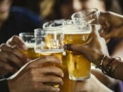 Cuatro de cada 10 adultos mexicanos consumen de forma excesiva alcohol, advierten ONG