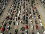 Largas filas y caos por cobro de ingreso a México a extranjeros en puerto de California