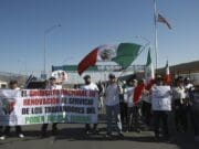 Manifestantes cierran Puente fronterizo México-EE.UU. en protesta contra reforma judicial