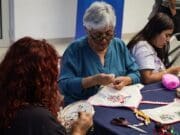 Migrantes varados en la frontera norte de México hallan en el arte un sustento económico